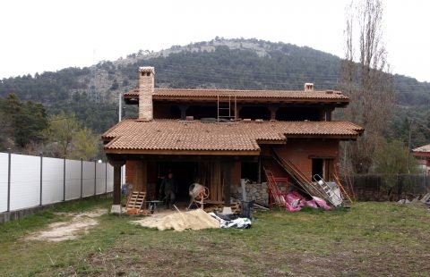 Chalé rústico en construcción en San Rafael