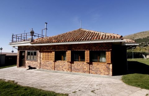Se vende chalé con jardín, piscina climatizada, frontón, jacuzzi y sauna.