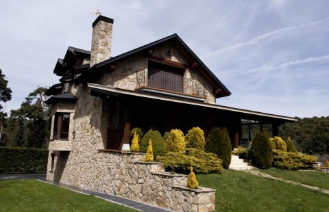 Chalé de lujo rústico, en San Rafael. Ventanas anti-vandálicas motorizadas.